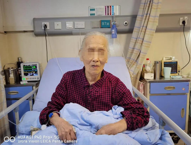 再創(chuàng)記錄！99歲老人在西南醫(yī)大附院重獲”心生”