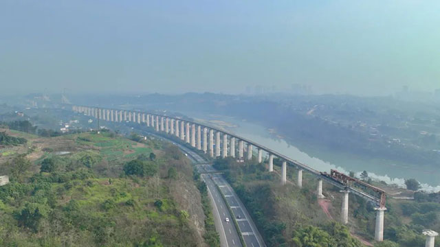 沱江鐵路特大橋鋪架完成，西部陸海新通道西線建設(shè)提速