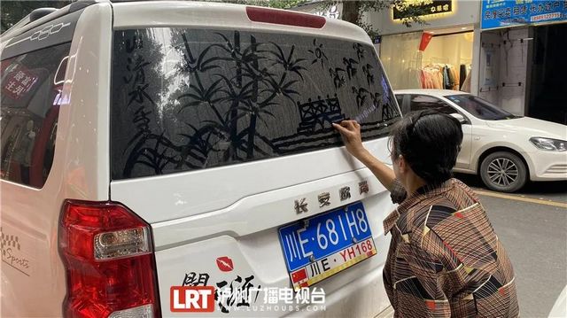 瀘州網紅奶奶車窗作畫畫遍瀘州 車主：舍不得擦(圖1)