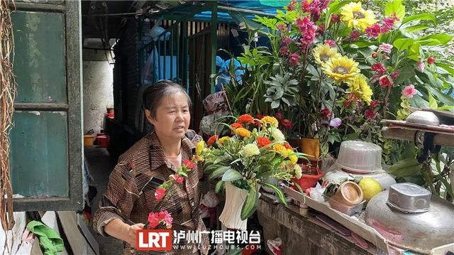 瀘州網紅奶奶車窗作畫畫遍瀘州 車主：舍不得擦(圖6)