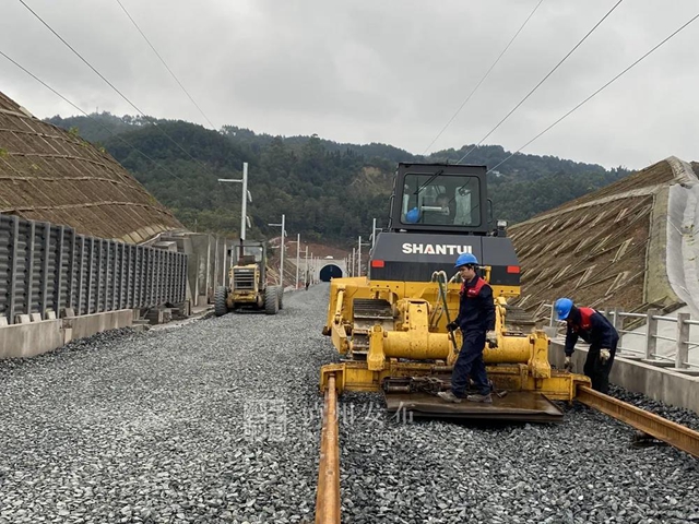 川南城際鐵路瀘縣至瀘州段開始鋪軌(圖2)