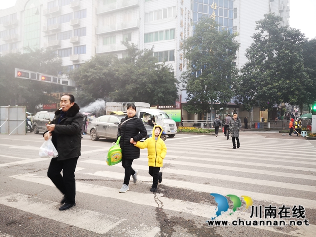 合江少岷路：早高峰秩序井然，綠色出行成美麗風(fēng)景(圖1)