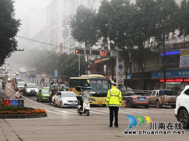 合江少岷路：早高峰秩序井然，綠色出行成美麗風(fēng)景(圖3)