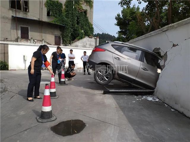 驚魂一幕！內(nèi)江城區(qū)，一轎車直接穿墻，幸無(wú)傷亡(圖1)